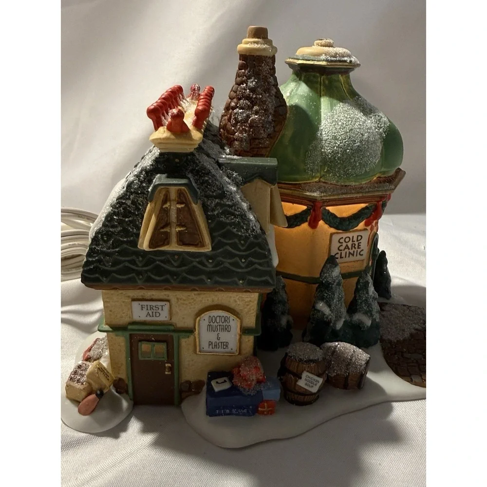 Dept 56 North Pole Series Cold Care Clinic 56.56703 Lighted Box Tested